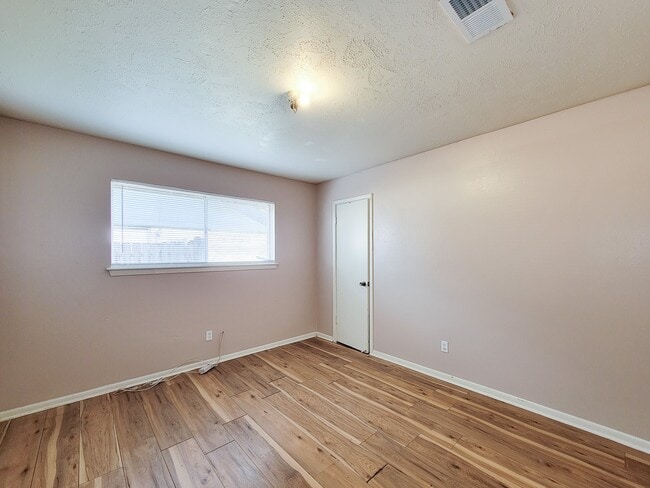 Building Photo - 2114 Yorktown Ct N
