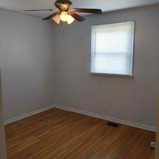 Building Photo - 493 Westcrest Dr
