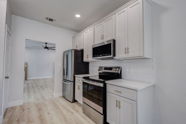 Building Photo - 3948 Overlake Dr