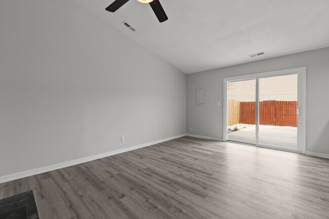 Building Photo - 871 Riverbend Rd
