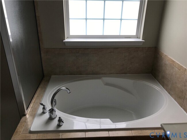 Building Photo - 1307 Village Views Dr