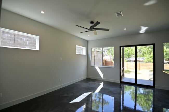 Building Photo - South Austin Oasis