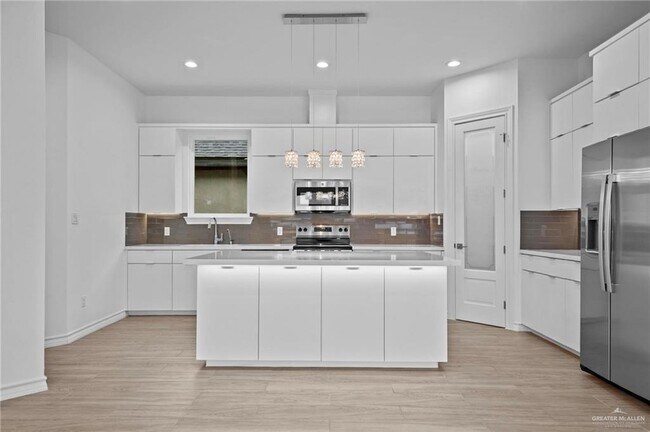 Building Photo - 31 E Conroe Rd
