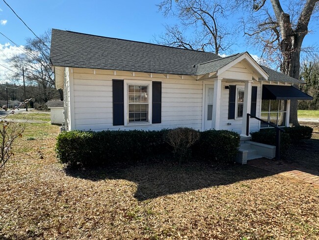 Building Photo - 2 Bedrooms, 1 Bathroom with a Bonus Room -...