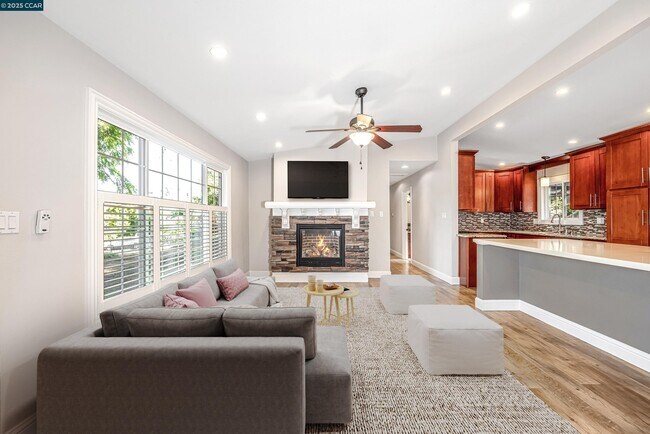 Building Photo - 1371 Juanita Dr