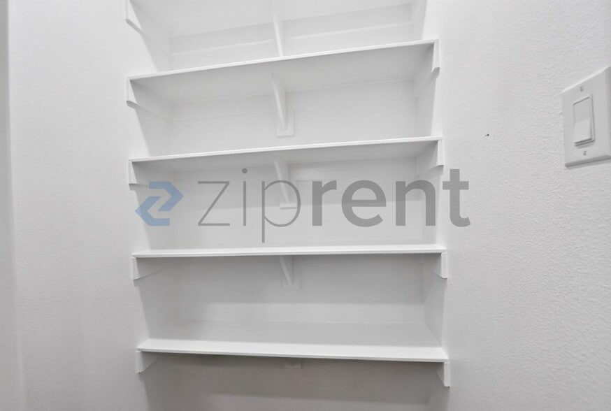 Building Photo - Unit A