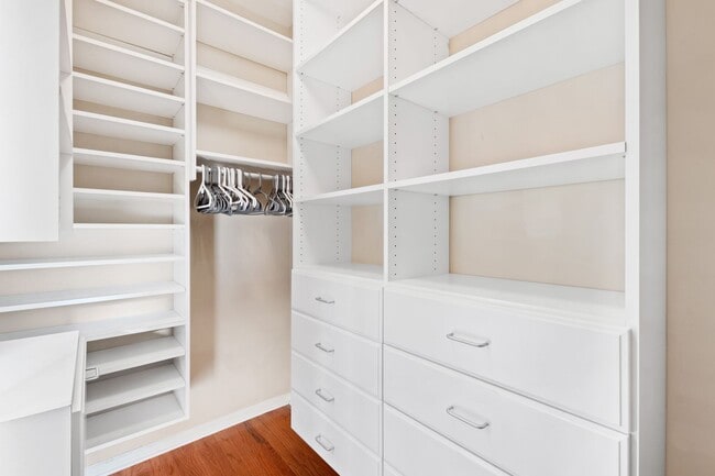 Building Photo - Beautiful 5 Bedroom Home in Dansforth Neig...