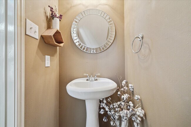 Building Photo - 11215 Royce Palms Dr