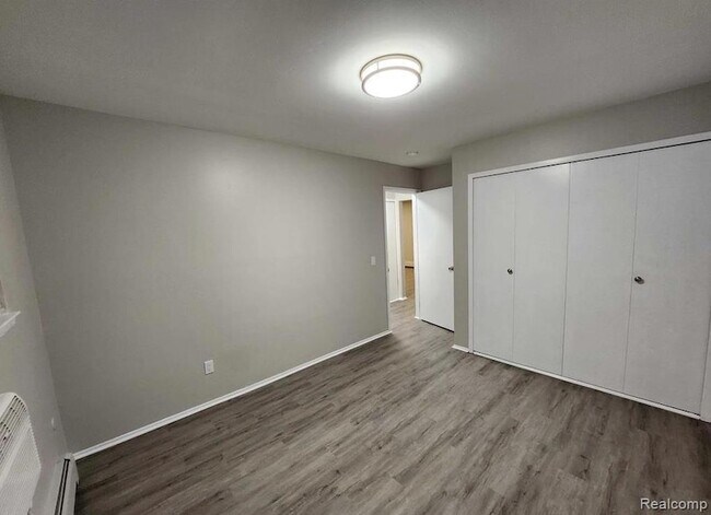 Building Photo - 2445 Torquay Ave