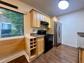 Building Photo - Location! Location! 1 Bedroom Condo in Mis...
