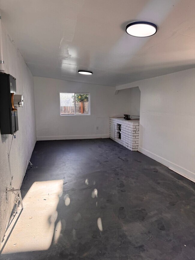 Building Photo - Single Family Home
