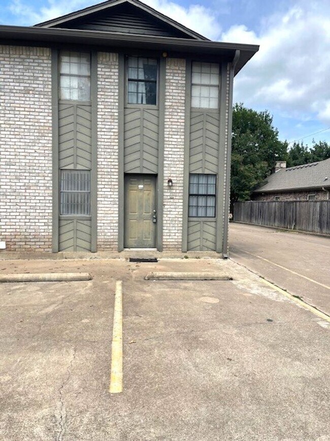 Building Photo - 1915 S 10th St