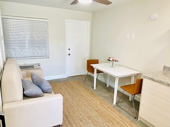 Building Photo - REMODELED STUDIO APARTMENT AVAILABLE IN TH...