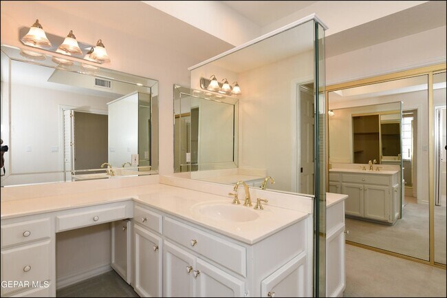 Building Photo - 1004 Los Jardines Cir