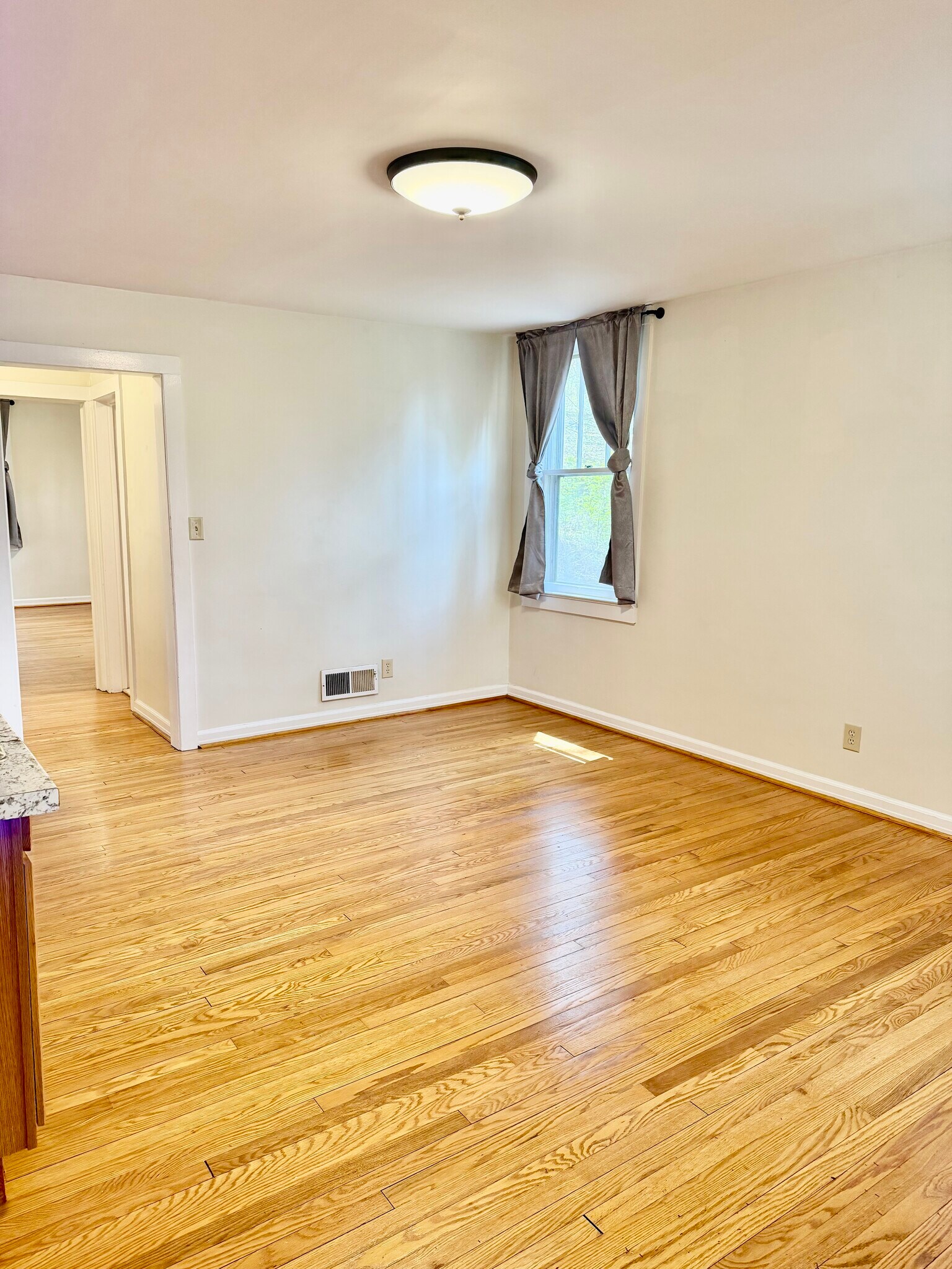 Building Photo - 4 Hillside Ave