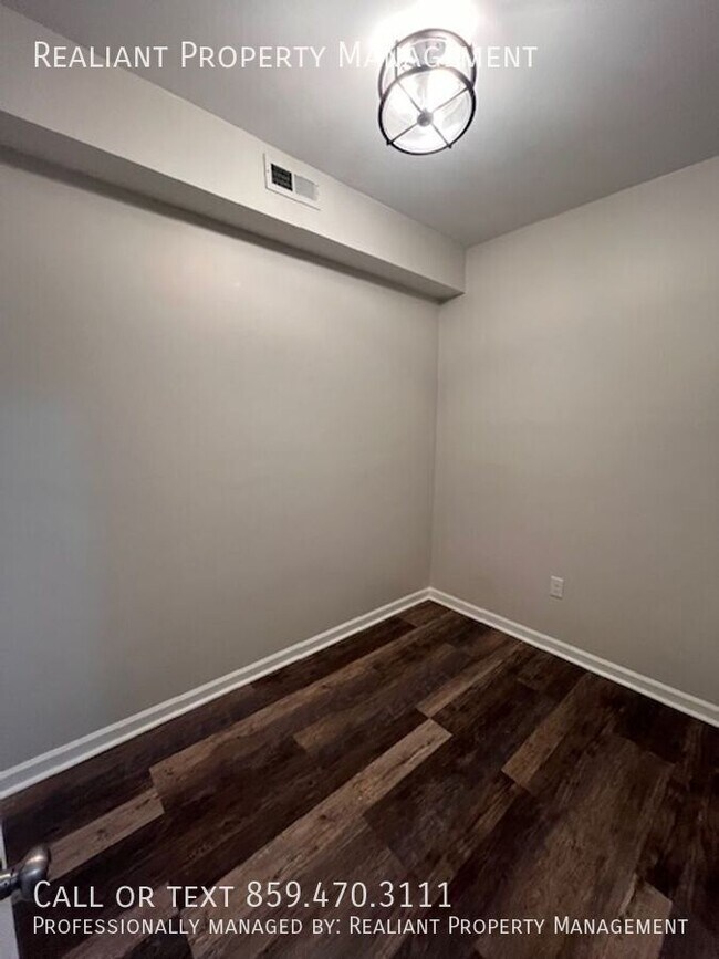 Building Photo - 353 Chase Pl