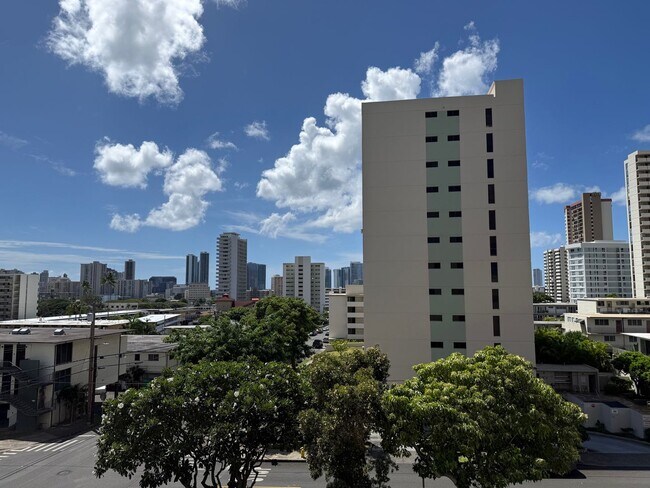 Building Photo - Remodeled 2 bedroom, 1 bath with assigned ...