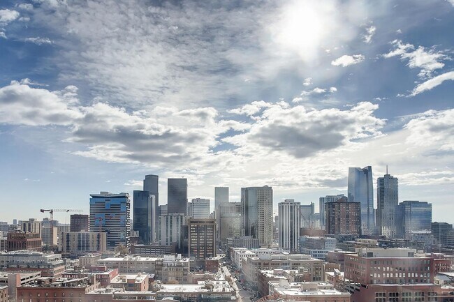 Building Photo - Northwest Facing 1 bedroom, 1 bathroom Con...