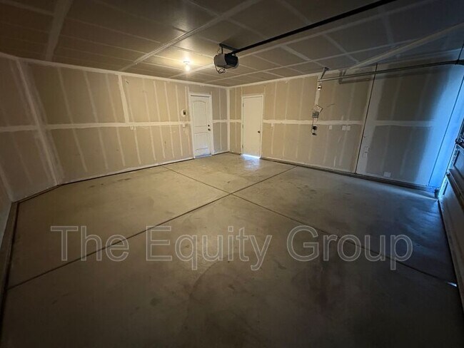 Building Photo - 3316 W Wren Ave