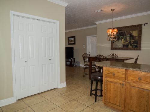 Building Photo - 617 E School St