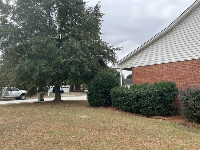 Building Photo - 3421 Beacon Dr