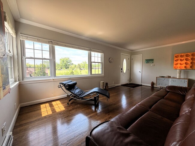 Building Photo - Hilltop Charm in Floyds Knobs – Spacious All-Brick Beauty with Room to Grow!