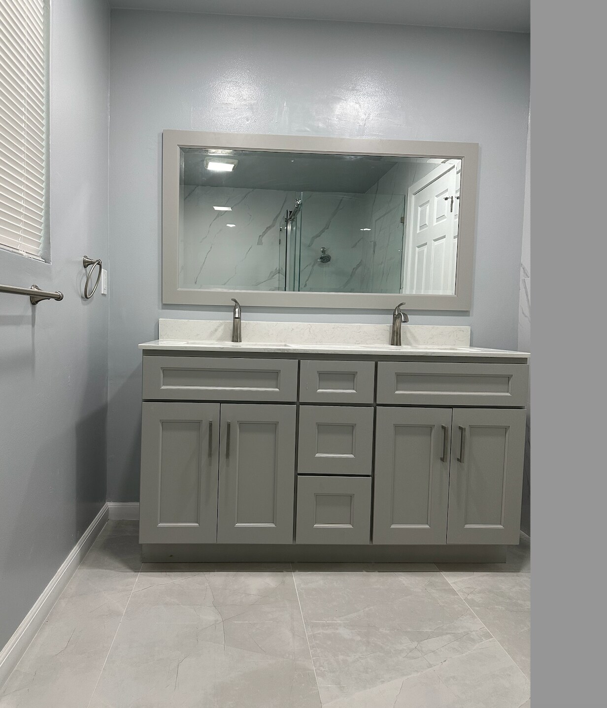 Master bath dual vanity - 11040 Eastbrook Ave