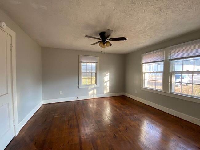 Building Photo - 202 Francis St W