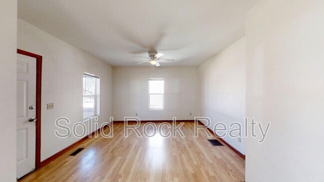 Building Photo - 823 N Corona St