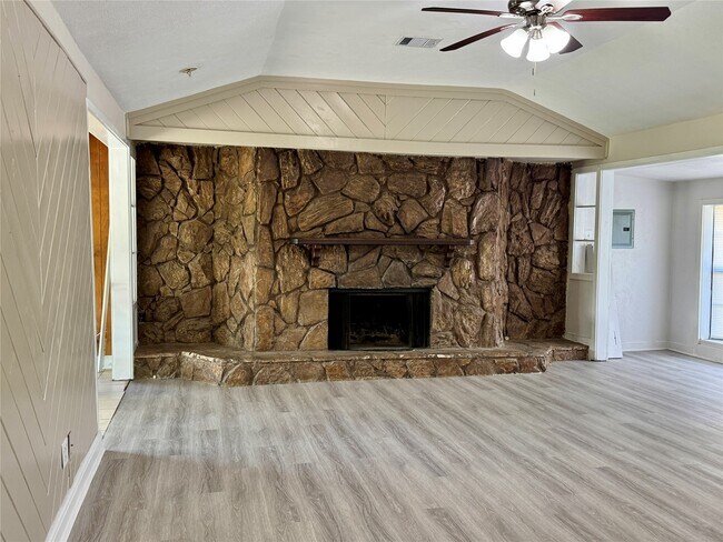 Building Photo - 827 Becker St