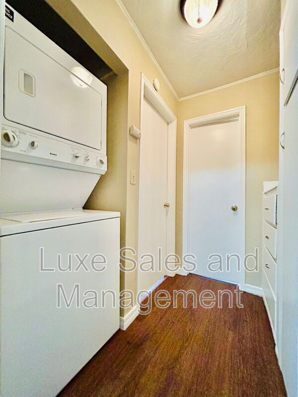 Building Photo - 421 E Showalter Dr