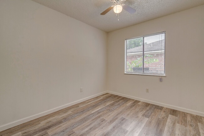 Building Photo - $1,450  3 Bedr/ 1 bath Beautiful Home in D...