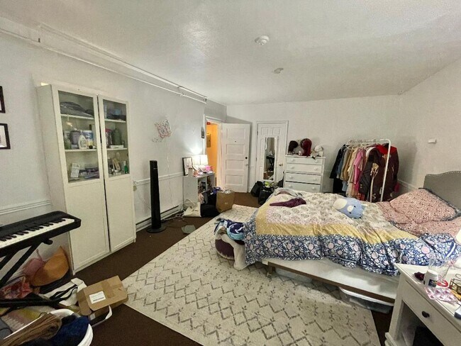 Building Photo - Brookline 3 Bed / 2 Bath – Garden Unit – Brownstone Charm – 9/1 Move-In