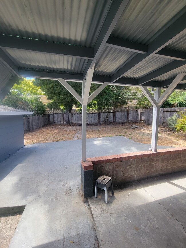 Building Photo - Charming and full of character, this vinta...