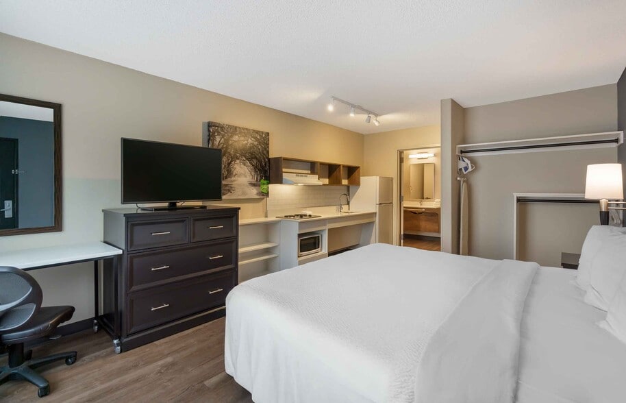 Building Photo - Furnished Studio-Miami - Airport - Doral