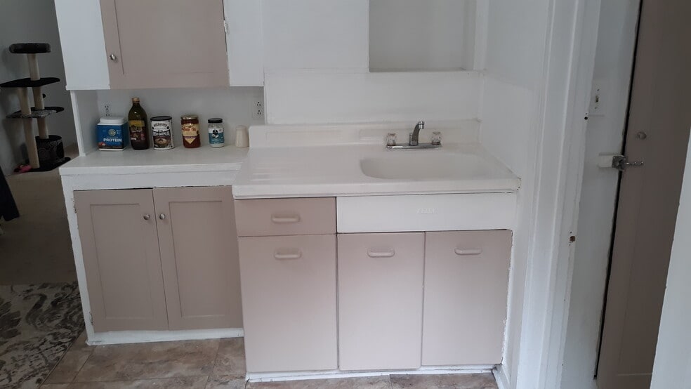kitchen sink - 311 Plymouth Ave NE