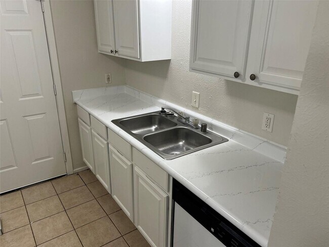Building Photo - 208 Hosack St