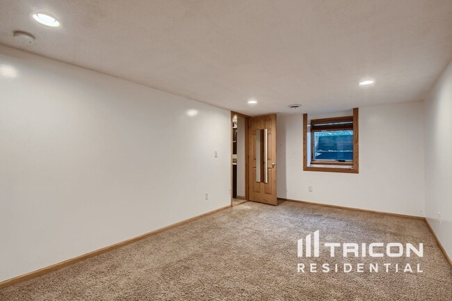 Building Photo - 600 Manor Dr NE