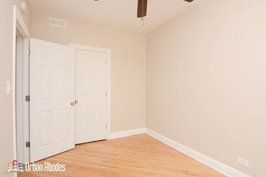 Building Photo - 922 N Green Bay Rd