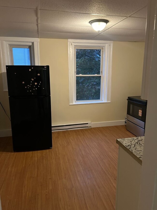 Building Photo - 1041 Main St