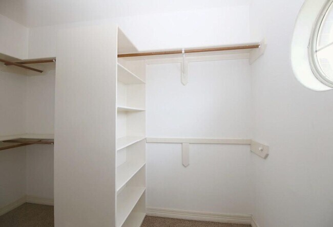 Building Photo - Stylish 3-Bedroom Townhome in Coveted Rive...