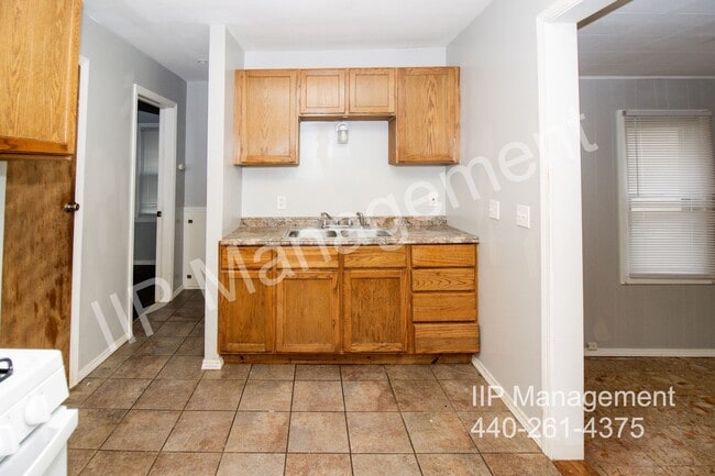 Building Photo - 1357 E 289th St