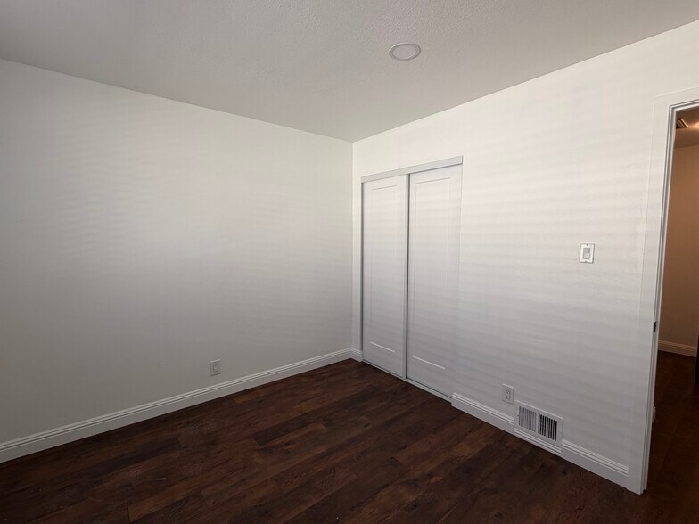 Building Photo - 5532 Spinnaker Dr