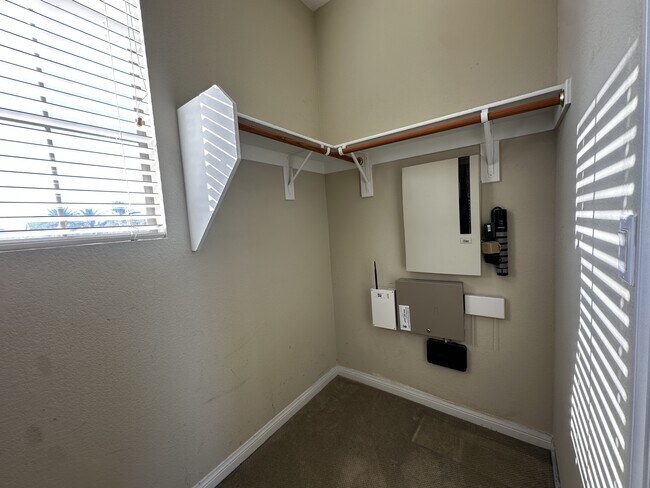 Building Photo - 7628 Belhurst Ave