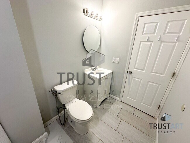 Building Photo - 2404 W Thompson St