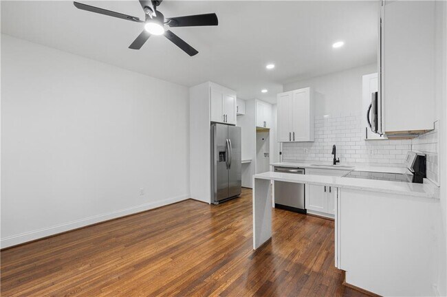 Building Photo - 405 4th St NE