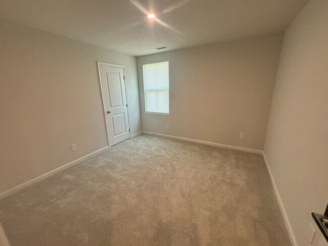 Building Photo - Room in House on Glacis Ct