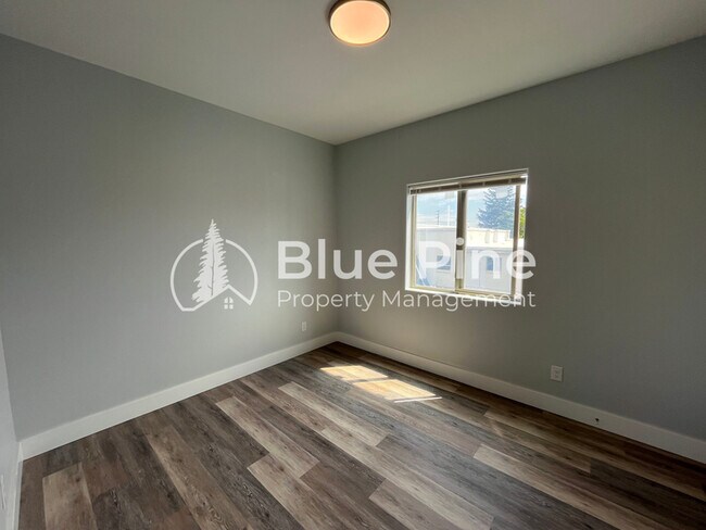 Building Photo - 1444 E 17th St