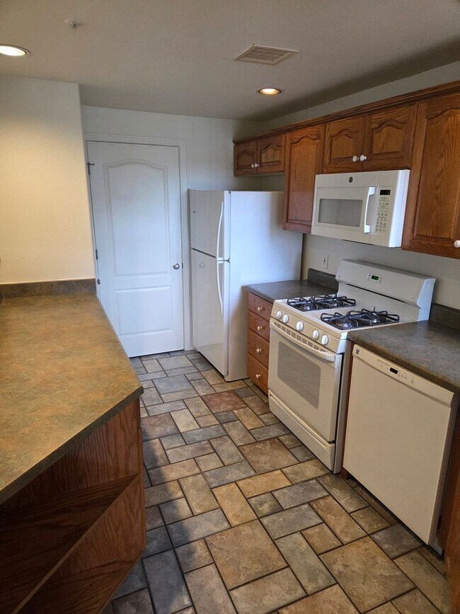 Building Photo - Spacious 2 Bed + 2 Bath Condo | 1,104 Sq Ft | Gas Fireplace | Private Balcony | Natural Light Filled