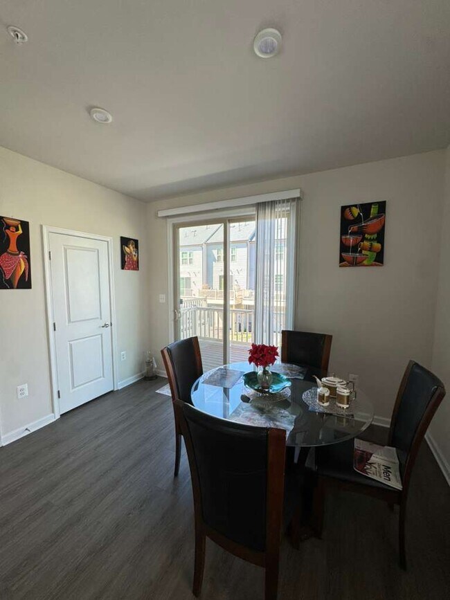 Building Photo - Biground